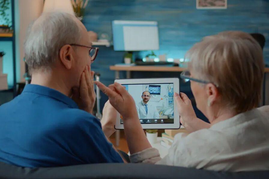 Epoca, la start-up qui protège les personnes âgées, lève 10 M€