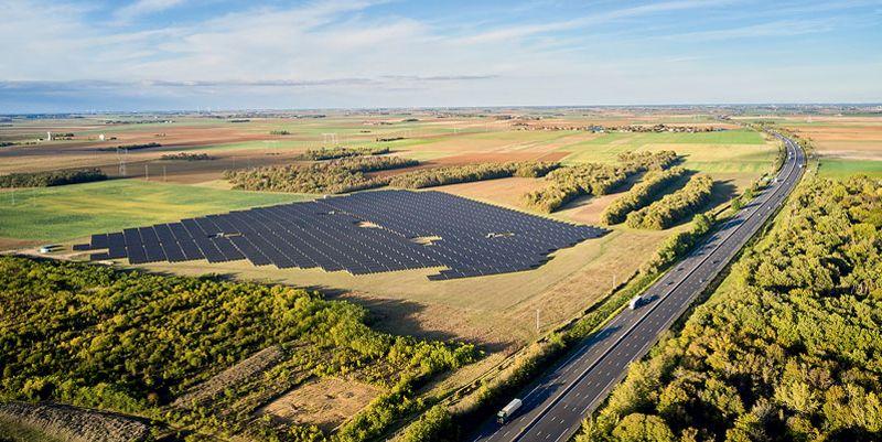 VINCI Autoroutes annonce la construction de 200 centrales solaires le long de son réseau